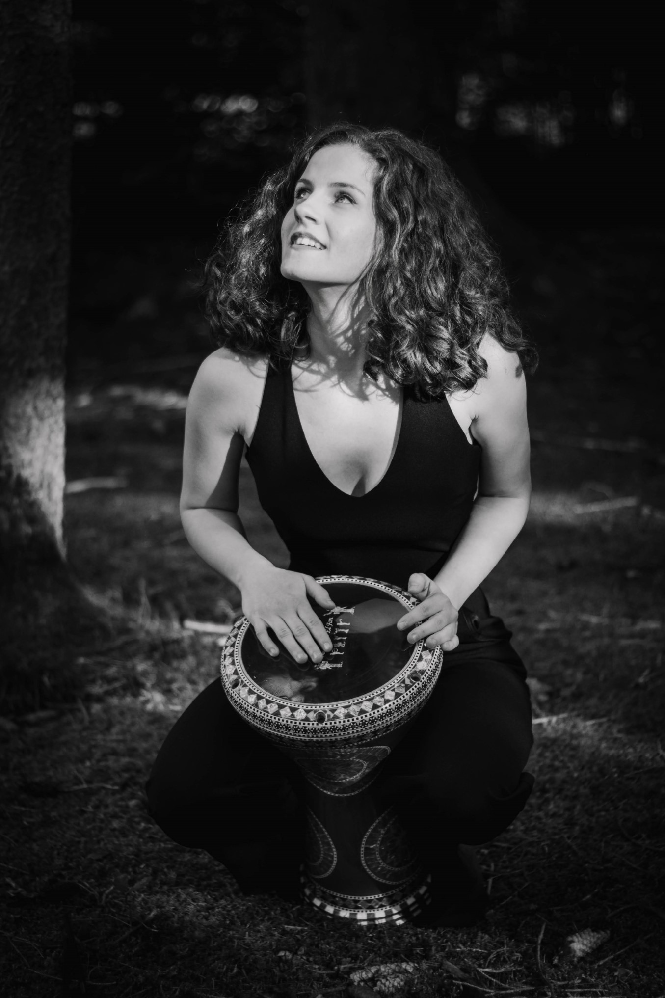 Cristina Lehaci hält Darbuka