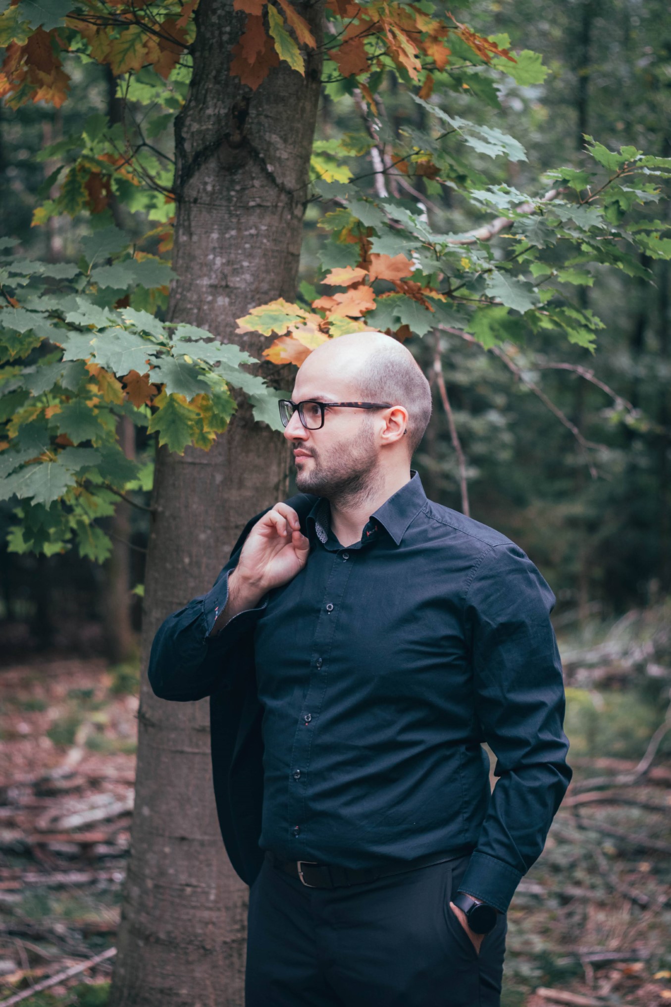 Boris Knezevic hält Sakko